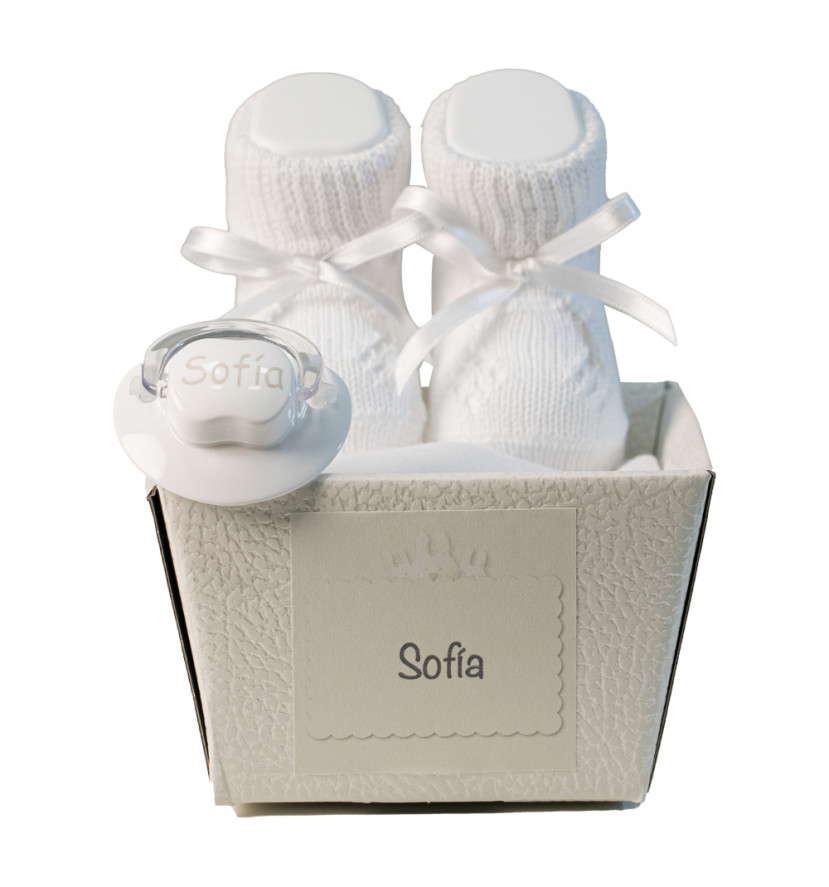 Pack of bootees and personalised dummy with baby’s name white
